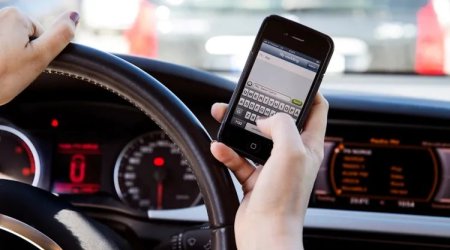 Sükan arxasında telefondan istifadə edən sürücüyə töhmət verildi - FOTO