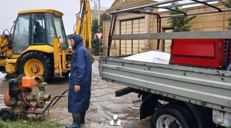 Bakıda yağışa görə evləri su altında qalan sakinlər otellərə yerləşdirilib &ndash; FOTO