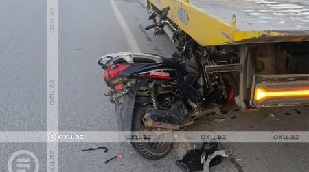 Babək prospektində moped evakuatora çırpıldı - VİDEO