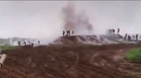 Çində TRAGİKOMİK HADİSƏ &ndash; Qumbaranı yanlışlıqla komandirlərə atdı &ndash; VİDEO