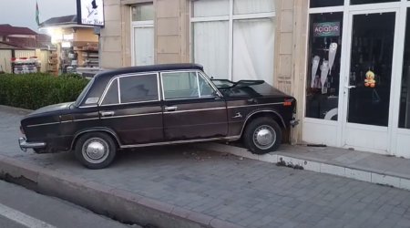 Kürdəmirdə avtomobil mağazaya ÇIRPILDI - VİDEO