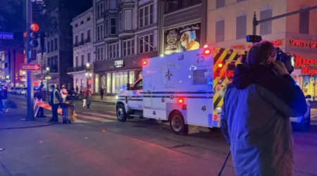 Naməlum şəxs avtomobili izdihamın üzərinə sürdü - 15 yaralı var