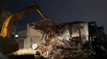 Keşlədə kollektorda qəzaya səbəb olan ev sökülür - VİDEO