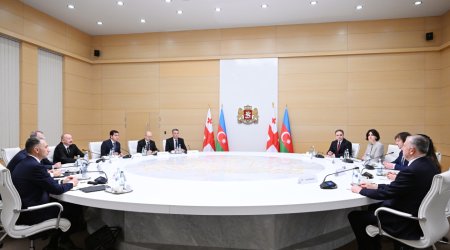İlham Əliyev və İrakli Kobaxidze arasında geniş tərkibdə görüş - FOTO