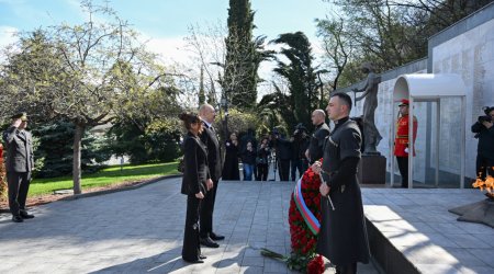 Prezident Tbilisidə Qəhrəmanlar Memorialını ziyarət etdi - FOTO/VİDEO