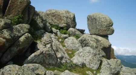 İtkin düşən kişinin meyiti qayalıqda tapıldı