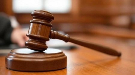 Otaq yoldaşına 16 bıçaq zərbəsi vuran şəxs HAKİM QARŞISINA çıxarıldı