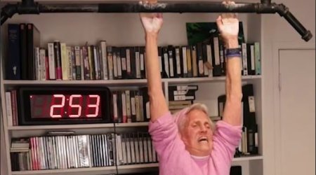 90 yaşında turnikdən 3 dəqiqə asılı qaldı, REKORD QIRDI &ndash; VİDEO