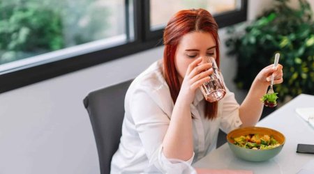 Hansı daha düzgündür: yeməkdən əvvəl, yoxsa sonra su içmək?