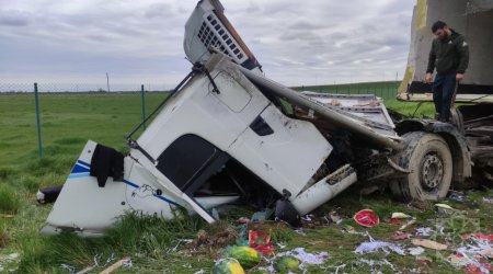 Yük avtomobili ödənişli yolda aşdı - FOTO