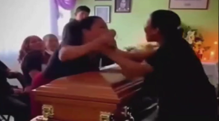 Tabut başında biabırçılıq: Ölən kişinin dul arvadı ilə sevgilisi əlbəyaxa oldu &ndash; ANBAAN VİDEO