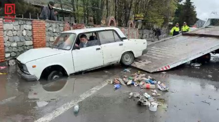 Yağışlı yolda sürət həddini aşıb divara çırpıldı - FOTO-VİDEO