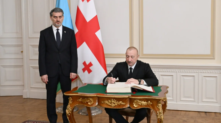 Prezident Tbilisidə xatirə kitabına nələri yazıb? - VİDEO