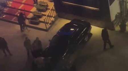 Bakıda restoranın qarşısında kütləvi dava &ndash; VİDEO