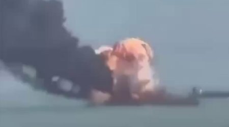 KİV: İran Hörmüz boğazına yaxınlaşmağa çalışan ABŞ gəmisini məhv etdi &ndash; VİDEO