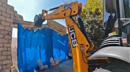 Gəncədə qanunsuz inşa olunan tikili söküldü &ndash; FOTO/VİDEO