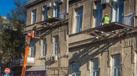 Bakının mərkəzində tarixi binaya MÜDAXİLƏ EDİLİB? - VİDEO