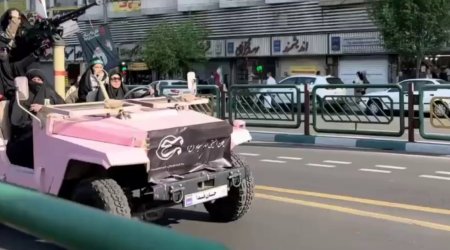 İranda əli silahlı qadınlar küçələrə axışdı &ndash; VİDEO