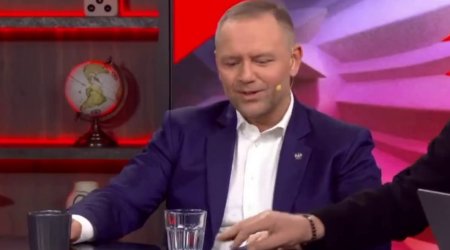 Polşa Prezidentinin canlı yayımdakı bu hərəkəti gündəm oldu &ndash; VİDEO