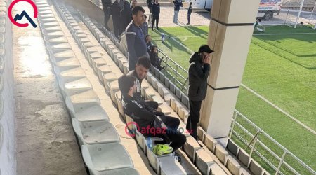 Qurban Qurbanovun cəzalandırdığı Elvin və Abbas tribunadan matça baxdılar - FOTO