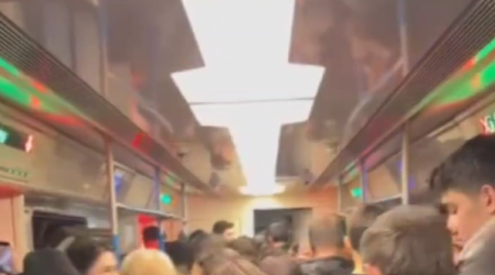 Bakı metrosunda vaqonlarda qalan sərnişinlər belə təxliyə edilir &ndash; VİDEO