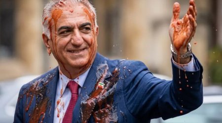 Berlində Pəhləvinin üzərinə qırmızı maye atıldı - VİDEO