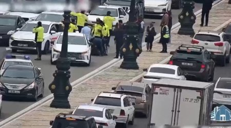 Bakıda HƏYƏCANLI ANLAR: Piyadanı maşın vurdu, POLİSLƏR dərhal xəstəxanaya çatdırdı - VİDEO