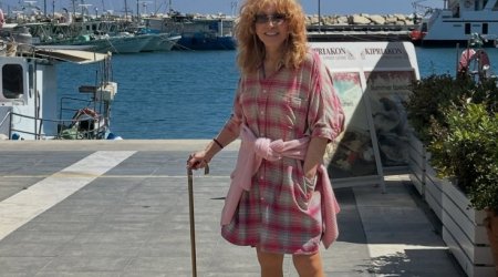 77 yaşlı Puqaçova əlində əsa ilə - Foto