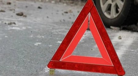 Xaçmazda minik avtomobili lokomotivlə toqquşdu