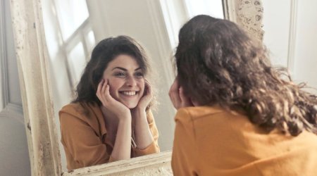 Küçədə, ictimai nəqliyyatda öz-özünə danışmaq... &ndash; Hansı psixoloji problemin XƏBƏRÇİSİDİR?