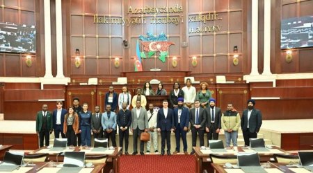Beynəlxalq gənclər forumunun bir qrup iştirakçısı Milli Məclisdə - FOTO