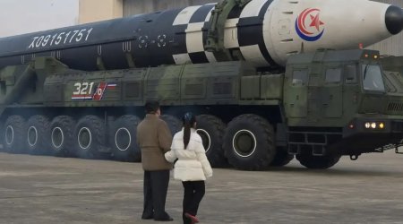 Şimali Koreyada yeni konstitusiya: Kim Çen İnə nüvə silahından istifadə hüququ verilir