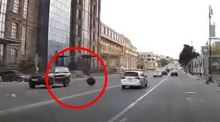 &ldquo;Nissan Patrol&rdquo;dan düşən təkər qapağı yolda təhlükə yaratdı &ndash; VİDEO