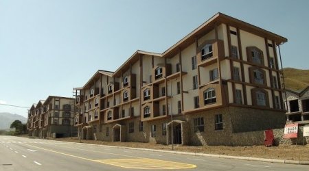 Kəlbəcərdə evlər hansı üslubda inşa edilib?