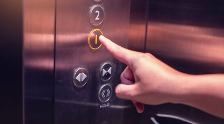 Rumıniyada nazirlik binasında HADİSƏ: insanla dolu lift qırıldı