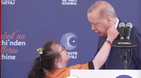 Ərdoğanın çıxışı zamanı səhnəyə çıxan daun sindromlu uşaq təsirli anlar yaşatdı &ndash; VİDEO