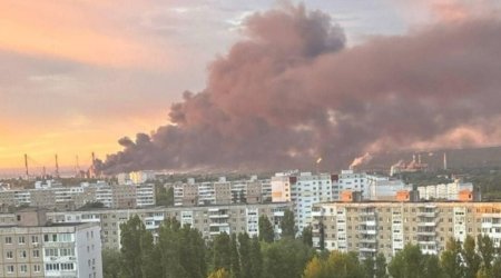 Saratov şəhərindəki neft emalı zavoduna ZƏRBƏ ENDİRİLDİ - VİDEO