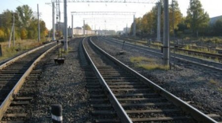 Bakıda dəmir yoluna çıxan kişini qatar vurdu