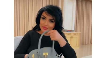 Çantasını açıb içindəkiləri göstərdi: "Bahalı ətir və cüzdanı pulla doldururam" - VİDEO