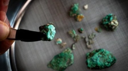 Fiziklər ilk dəfə həm metal, həm də şüşə kimi davranan unikal kristal yaradıblar
