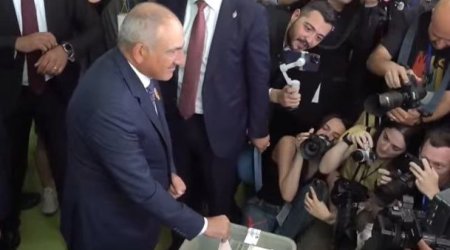 Nikol Paşinyan parlament seçkilərində səs verdi - VİDEO