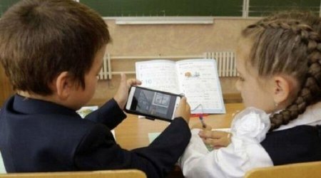 Qonşu ölkə məktəblərdə telefonlardan istifadəyə dair yeni qaydalar TƏTBİQ EDİR