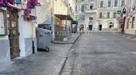 Küçədə gənclərə bıçaqla hücum edən şəxs TUTULDU