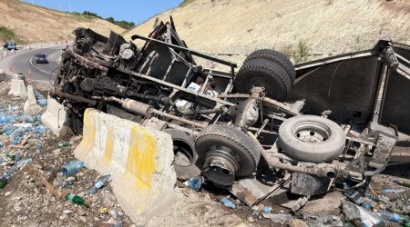 Ağsuda yük avtomobili aşdı - Xəsarət alanlar var &ndash; FOTO/VİDEO