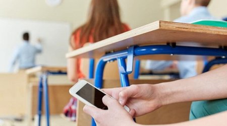Məktəblərə telefon gətirilməsi qadağan edildi &ndash; RƏSMİ