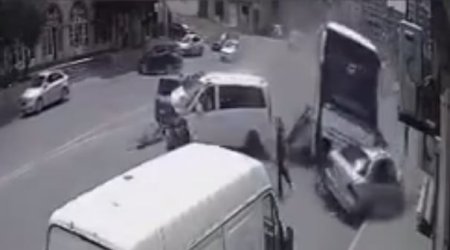 Bakıda yeddi avtomobilin toqquşduğu qəzanın ANBAAN VİDEOSU