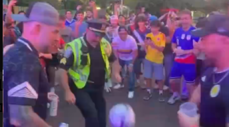 ABŞ-da şotlandiyalı polis dünya çempionatı öncəsi futbol məharətini nümayiş etdirdi - VİDEO