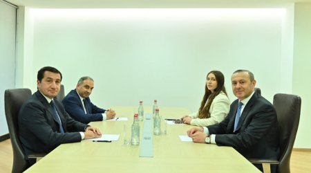 Hikmət Hacıyev Ermənistanda Qriqoryanla GÖRÜŞDÜ