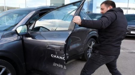 Bakıda taksi sürücüsü “Changan”ın qapısını kobud açan SƏRNİŞİNİ DÖYDÜ