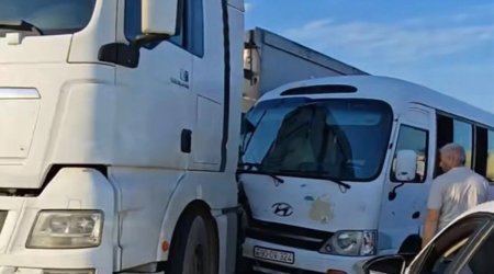 Lökbatanda mikroavtobus yük maşınına çırpıldı - VİDEO
